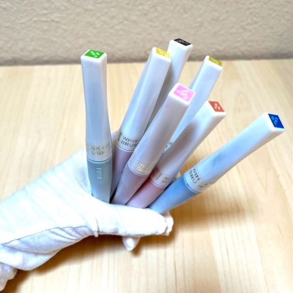 Set of 7 Zig Wink of Stella. Japanese Brush Paint Pens. Metallic inks. EUC - Picture 1 of 14